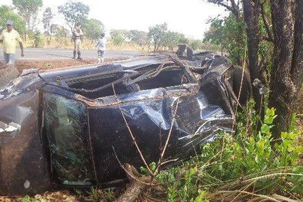 Condutora de Pajero fica ferida em capotamento na MG 410 Próximo a cidade de Lagoa Grande