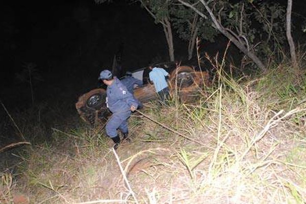 Veículo cai em ribanceira na BR 354 e casal se salva depois de bater em árvore