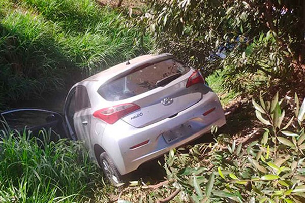 Motorista tem mal súbito na Fátima Porto e carro vai parar dentro do Córrego do Monjolo 