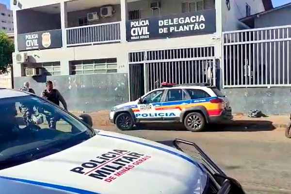 Jovem suspeito de participação no homicídio de Cristian é levado para a delegacia