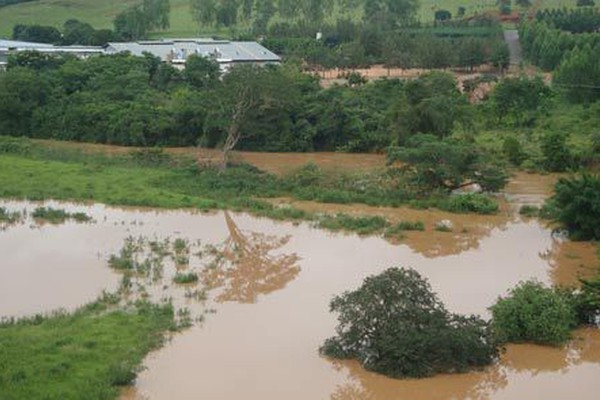 Rio Paranaíba chega a 8,67 metros e já começa a transbordar na Vila Rosa