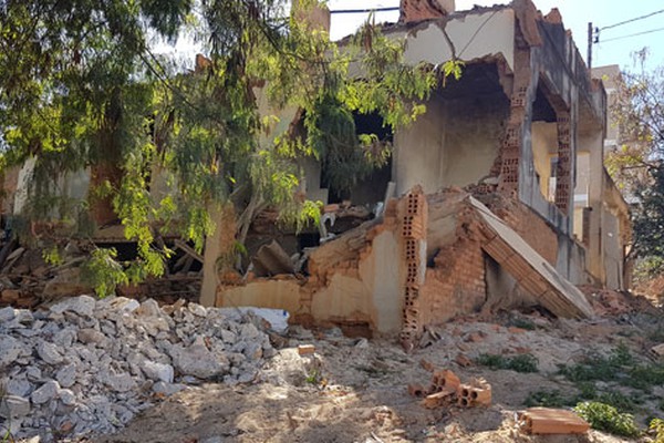 Casa no centro de Patos de Minas é totalmente depredada e vira abrigo de usuários de drogas