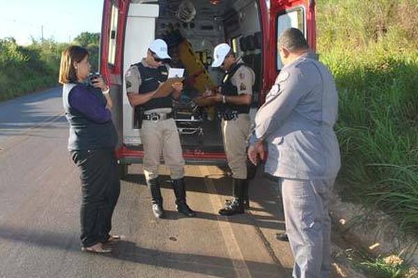 Motociclista fica ferido ao ser atingido por caminhonete na MGC 354