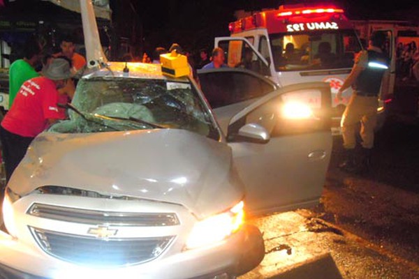 Testemunhas têm versões diferentes para grave acidente com ônibus e carro no centro