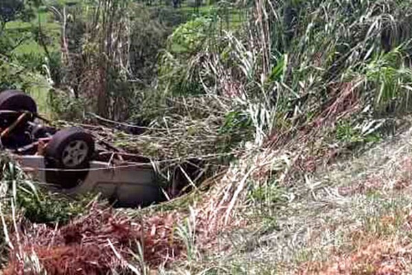 Condutora de 26 anos tenta ultrapassagem e capota em ribanceira após aquaplanar na BR354