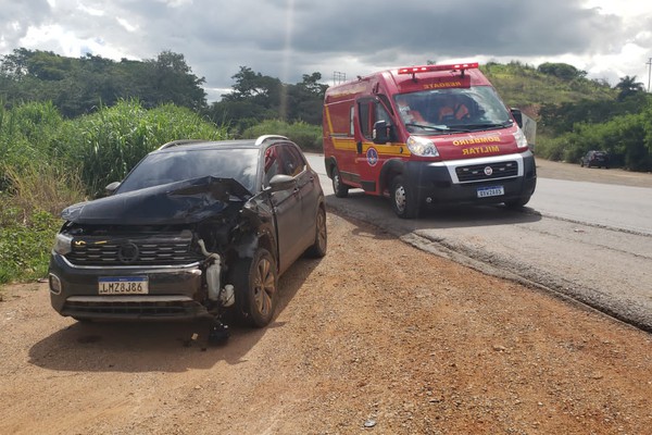 Motorista de 37 anos fica ferido em acidente no entroncamento da BR 365 com a Estrada da Serrinha