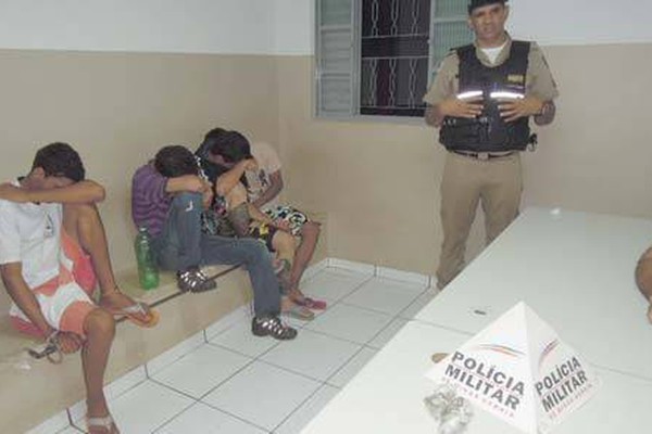 PM apreende tabletes de maconha no Santo Antônio e leva quatro para a Delegacia