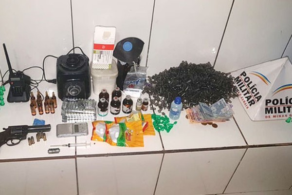 PM prende homem com arma e grande quantidade de cocaína, crack e materiais para preparo