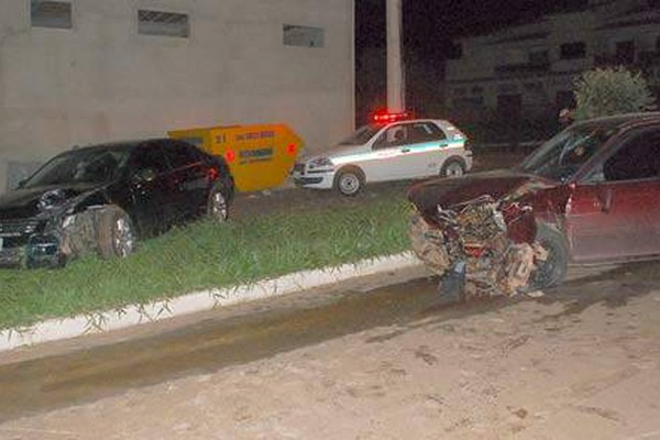 Motorista perde controle da direção, derruba árvores e bate em carro parado