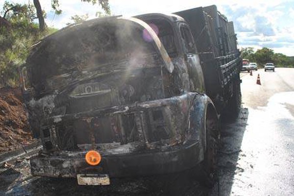 Chamas consomem caminhão carregado com tanques de lavar roupa na BR 354