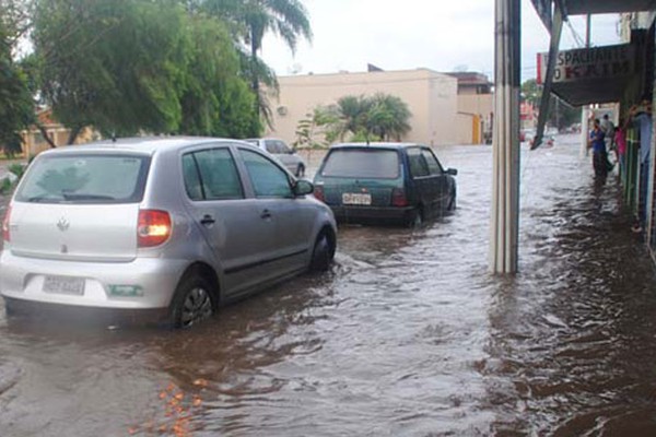 Moradores organizam abaixo-assinado e cobram solução para alagamentos na Orla da Lagoa