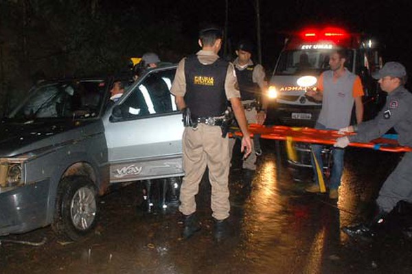 Motorista perde o controle do carro após aquaplanagem e fica ferido ao bater em barranco