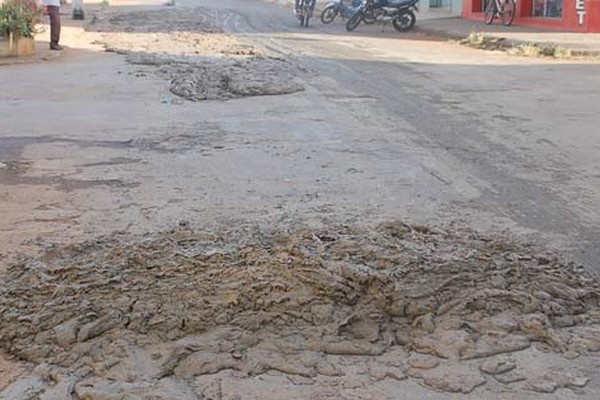 Caçamba que retira material da Lagoa Grande faz verdadeira lambança em ruas da cidade