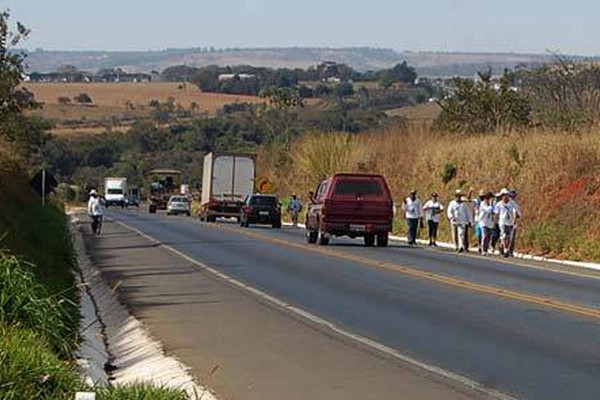 Romeiro de Patos de Minas é atropelado por caminhonete e morre na BR 365