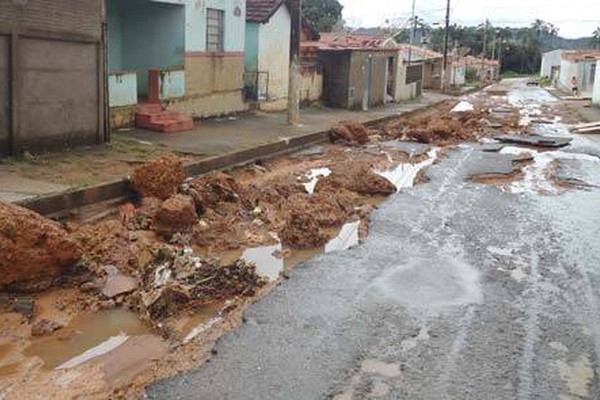 Obra de canalização deixa moradores praticamente ilhados em PO