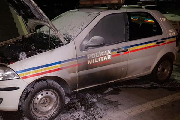 Viatura da Polícia Militar pega fogo no estacionamento da 86ª Companhia