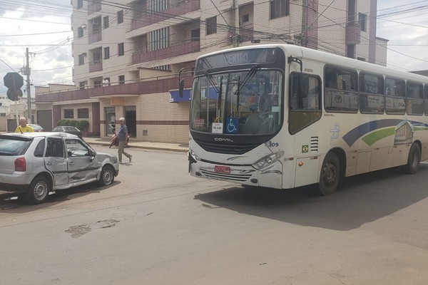 Duas pessoas ficam feridas após carro avançar parada e ser atingido por ônibus com 10 passageiros