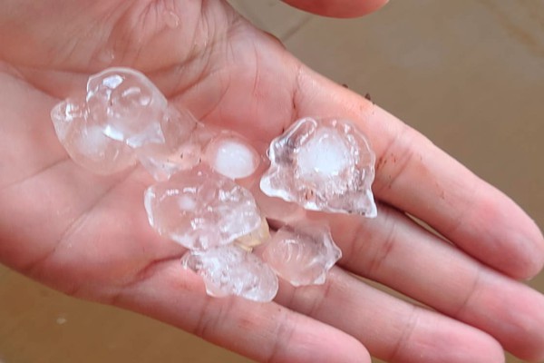 Mês de março termina com temporal e moradores registram queda de granizo em Patos de Minas