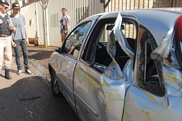 Caminhão de bebida bate em carro estacionado na avenida Dilermando Gomes de Deus