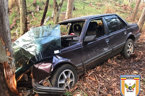 Carro bate violentamente em árvore e motorista e passageiro ficam gravemente feridos na AMG 1410