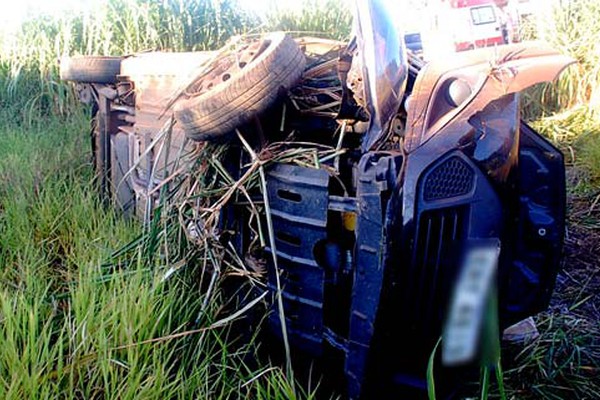 Veículo capota na BR365, carro fica destruído e ocupantes saem ilesos de grave acidente