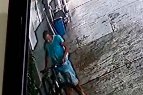 Atendente divulga imagens e pede ajuda para encontrar bicicleta furtada em estacionamento