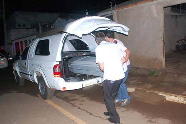 Homens encapuzados atiram e matam covardemente senhor de 93 anos