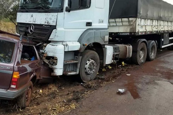 Veículo bate de frente com carreta na BR 354 e dois irmãos morrem presos às ferragens