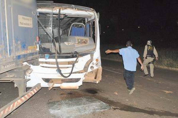 Acidente com ônibus de igreja e caminhão deixa seis feridos em Patos de Minas