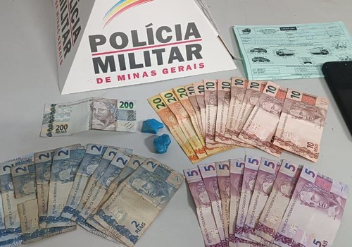 PM intercepta carro suspeito e prende trio com pedras de crack e dinheiro no Centro de Patos de Minas