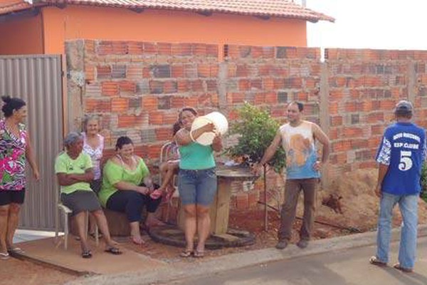 Moradores passam 5 anos tentando ligar a água e têm que continuar com o balde