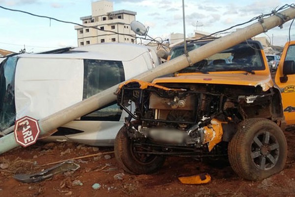 Camaro novinho para de lado ao se envolver em grave acidente em Lagoa Formosa