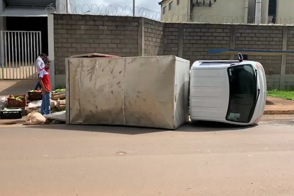 Caminhão de frutas e verduras apresenta falha mecânica e acaba tombando na avenida JK