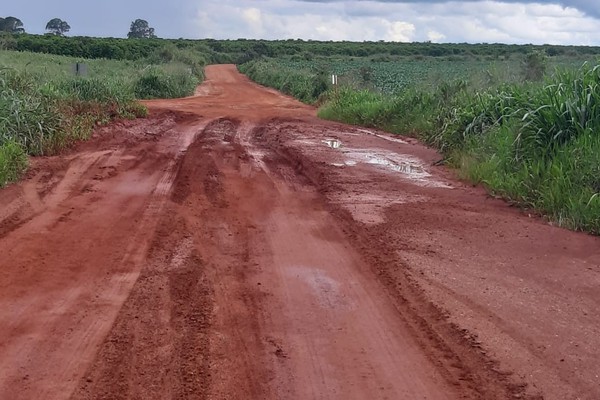 Atoleiros em estradas nos Vieiras dificultam escoação de mercadorias e produtores cobram manutenção