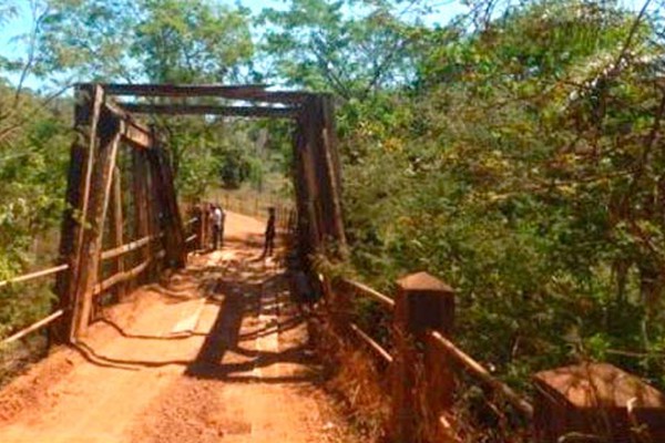 Ponte histórica, que liga Major Porto a Bom Sucesso, é interditada parcialmente para reforma