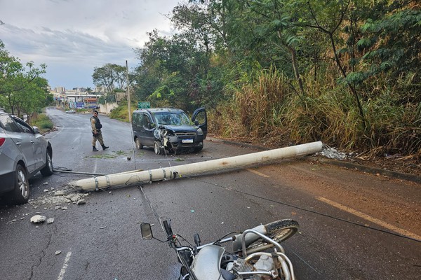 Acidente envolvendo dois carros e uma moto deixa cinco pessoas feridas