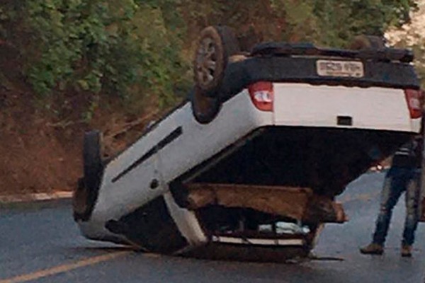 Motorista freia para não bater em caçamba, atinge barranco e pick up capota na MGC354