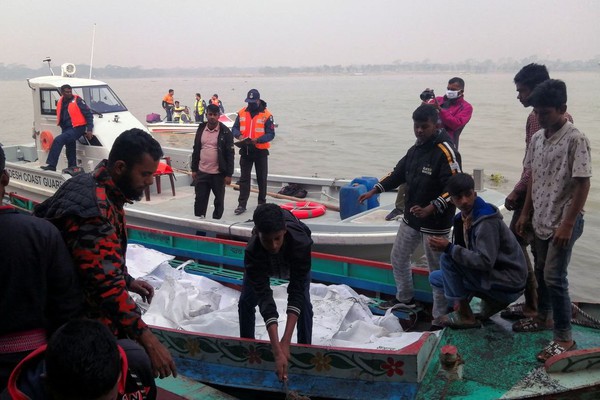 Incêndio em ferry boat deixa 38 mortos em Bangladesh