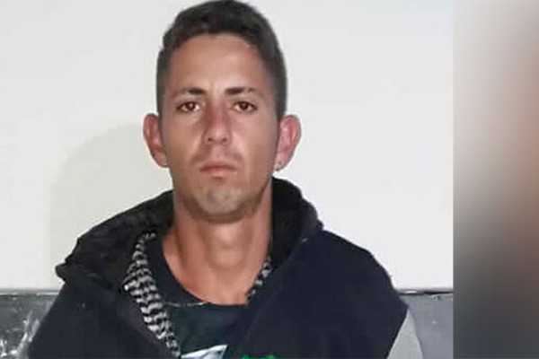 Jovem é preso e adolescente é apreendido ao serem flagrados tentando furtar motocicletas