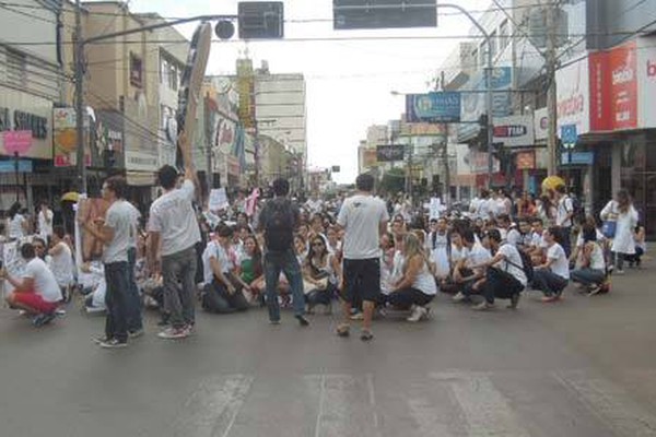 Alunos da UFU saem às ruas em protesto por melhores condições de ensino