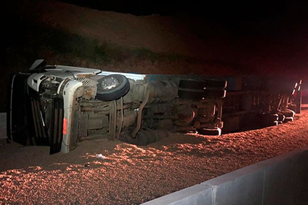 Carreta perde o freio na descida da Serra da Catiara e só para depois de tombar na BR 146