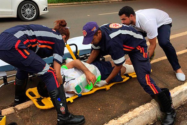 Ciclista cai em cratera de ciclovia na JK em Patos de Minas e precisa ser socorrido pelo Samu