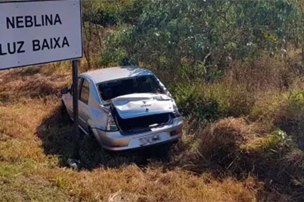 Capotamento deixa três pessoas feridas na BR-262 em Campos Altos