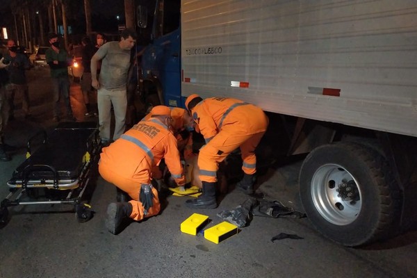 Motociclista fica gravemente ferido depois de ir parar embaixo de caminhão na Avenida JK