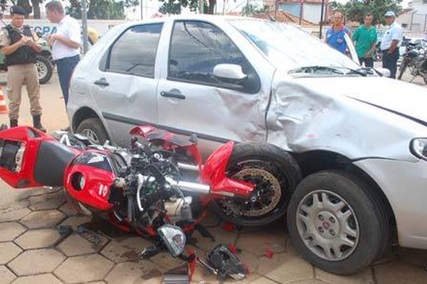 Motociclista fica ferido e moto importada fica destruída em batida na Major Gote