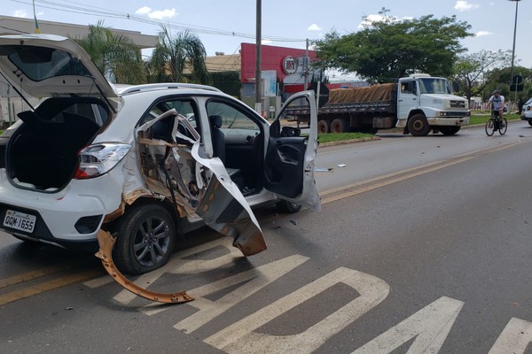 Acidente entre caminhão e veículo de passeio na avenida JK deixa passageira de 62 anos ferida