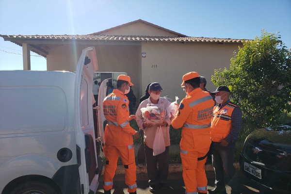 Corpo de Bombeiros e Defesa Civil iniciam entrega de donativos da Campanha "Amigo certo nas horas incertas"