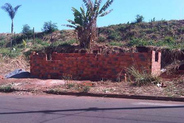 Sem urbanização, praça pública está sendo invadida no bairro Nova Floresta