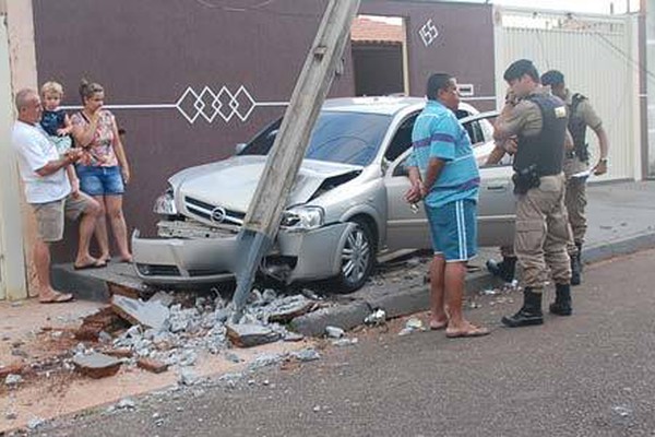 Motorista com sintomas de embriaguez arrasta poste de iluminação após sair de festa