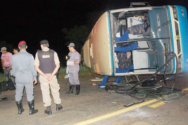 Motorista dorme ao volante e ônibus tomba na BR 365 deixando 10 feridos